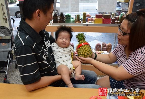 張寶寶(台中北區嬰兒寶寶滿月剃頭理髮、免費嬰兒剃胎毛儀式吉祥話)。中國風會場，爸媽寶貝免費穿「日中韓」古裝禮服。專業拍照、DVD光碟、證書。★購買「臍帶章、肚臍章、胎毛筆刷印章」贈送：剃頭、收涎、抓周，三選一。 2015.10.02 照片15